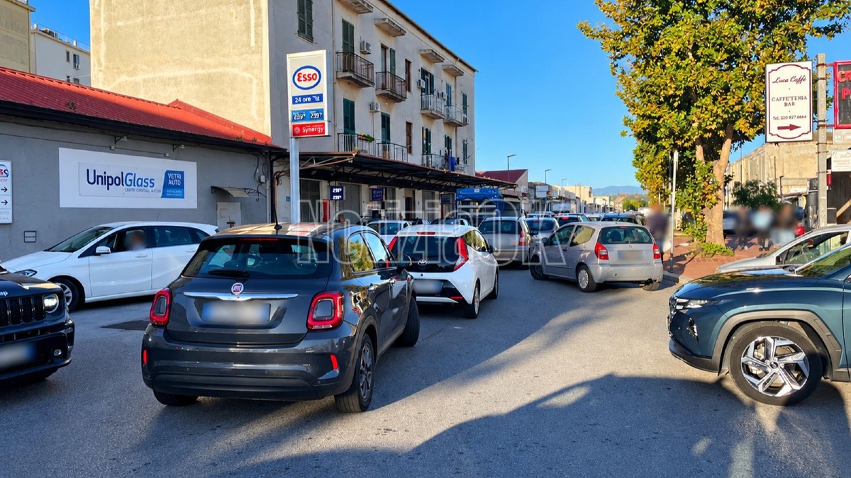 Coda distributori - Crotone - Foto Redazione 15.10.2026