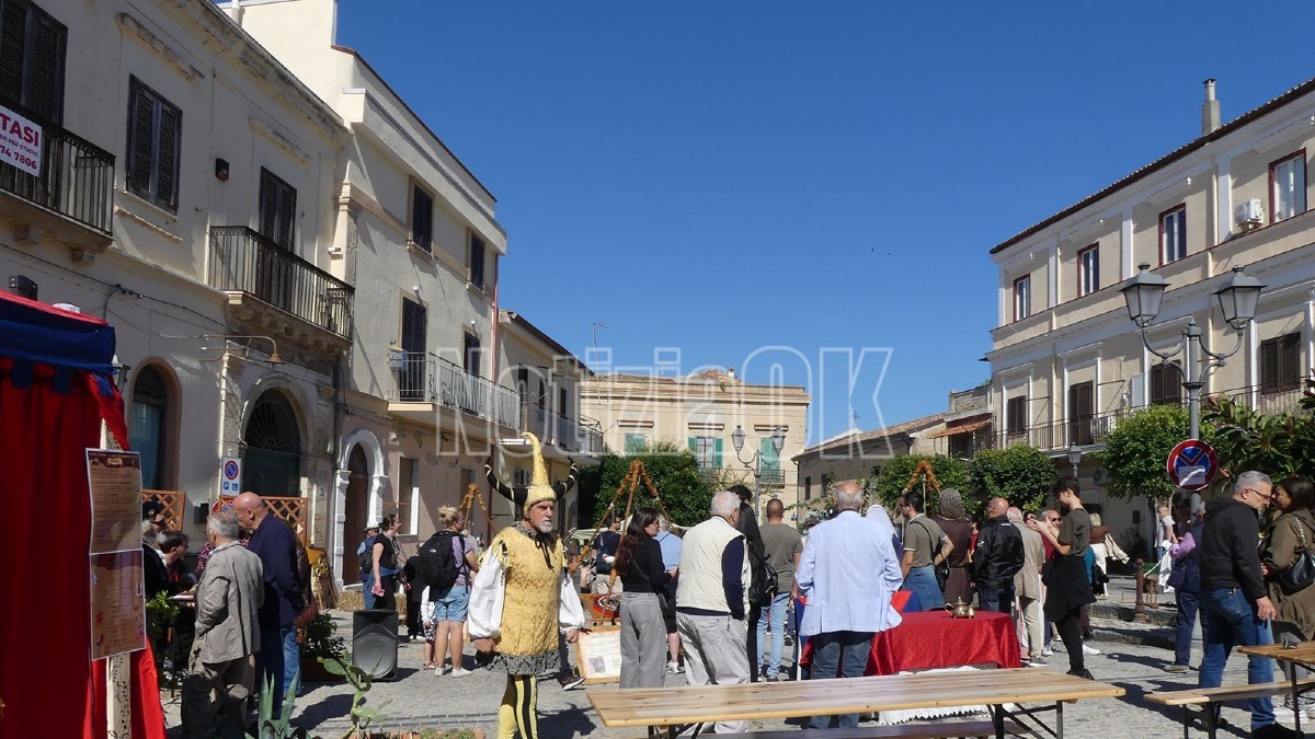 Vivere la storia - Crotone medioevo Piazza Castello - foto redazione 18.10.2026
