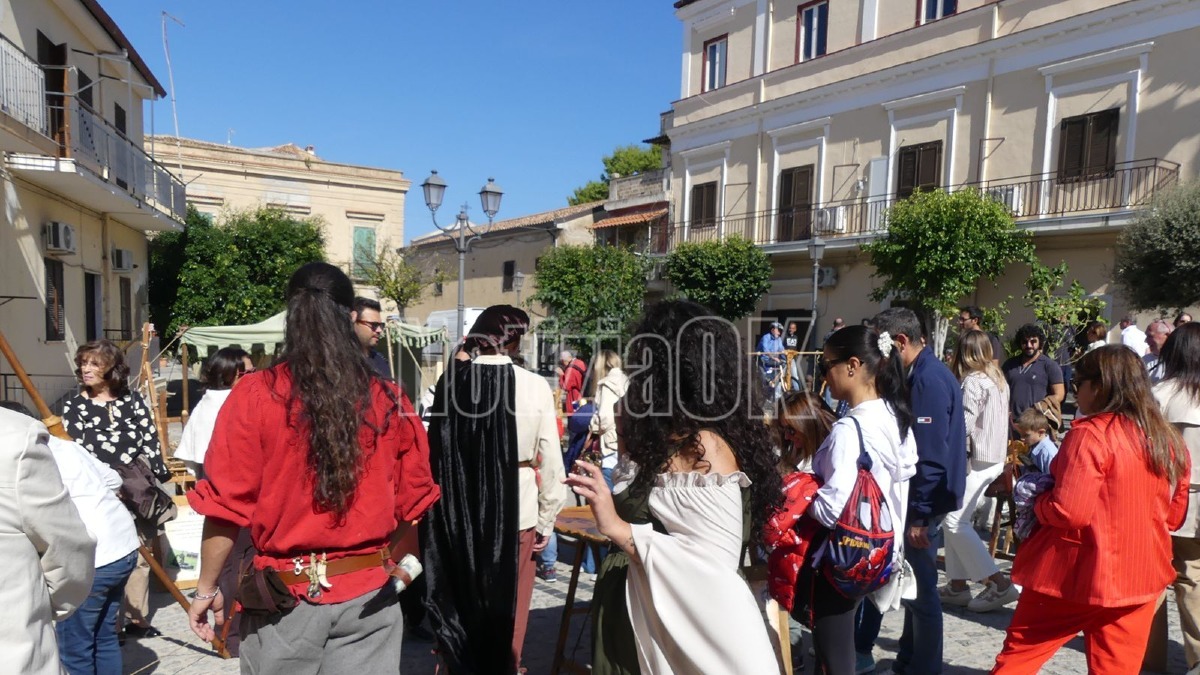 Vivere la storia - Crotone medioevo Piazza Castello - foto redazione 18.10.2026