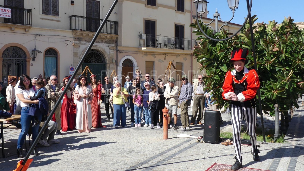 Vivere la storia - Crotone medioevo Piazza Castello - foto redazione 18.10.2026