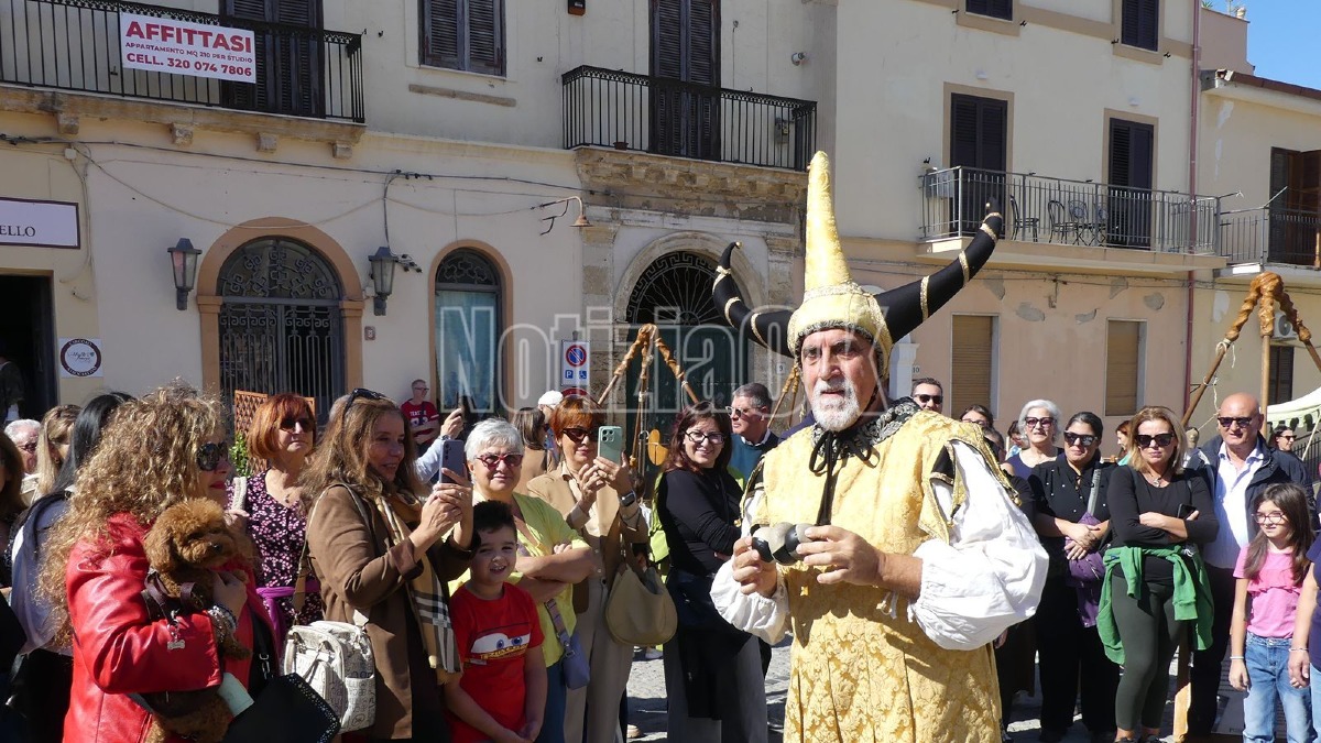 Vivere la storia - Crotone medioevo Piazza Castello - foto redazione 18.10.2026